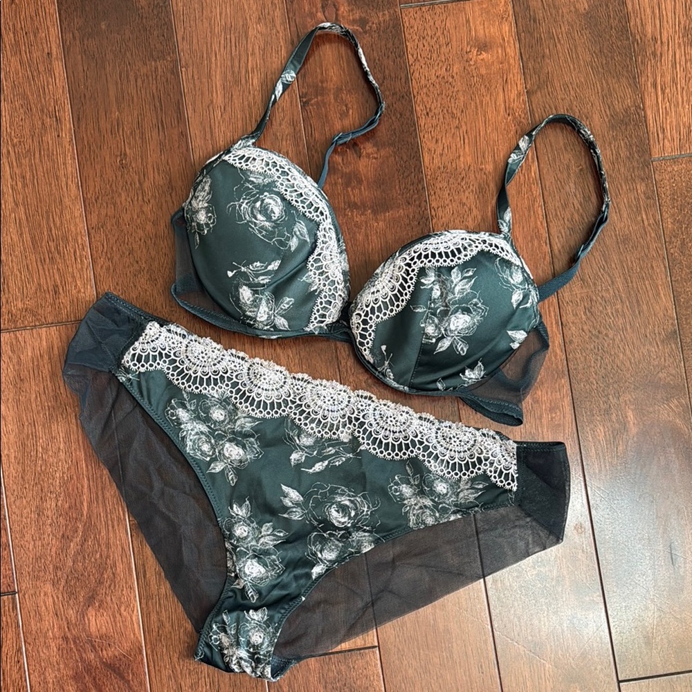 La Perla Grey Pink Floral Rose Crochet Lace Bra Panty Set 32D L - Picture 1 of 6